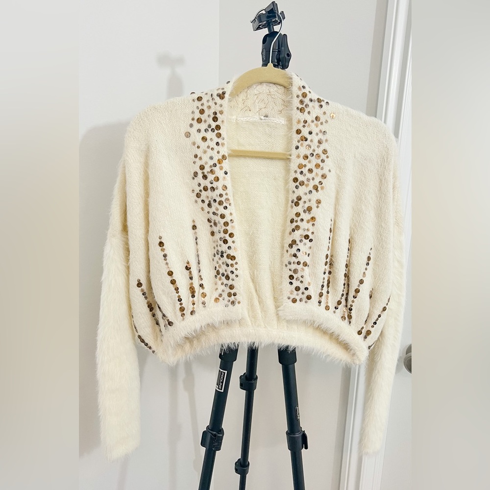 Keep you warm 🦙 Has never been worn, but no tags